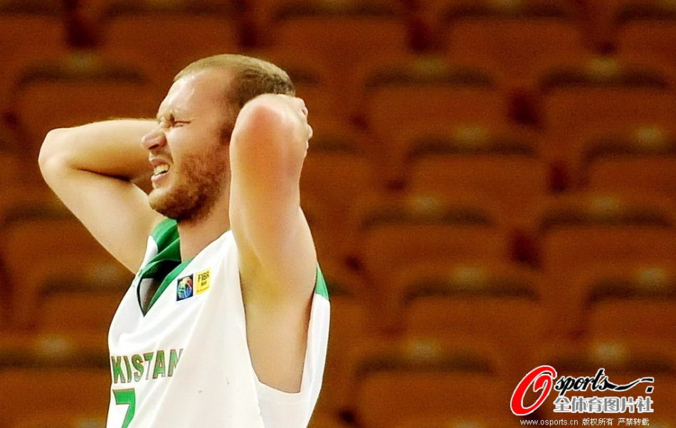 皇馬下賽季主場(chǎng)球衣諜照：經(jīng)典白色主色調，深綠鑲邊+粉紅三道杠