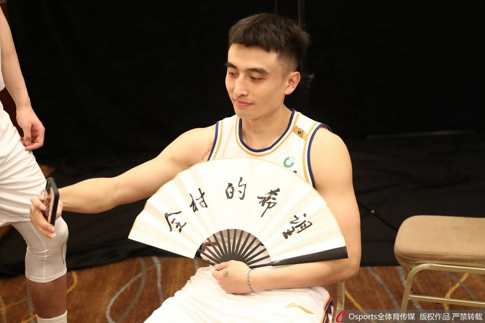 西媒：弗里克考慮讓孔德部分比賽踢中衛，埃里克