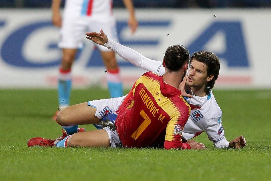 狀態(tài)出色！布克上半場(chǎng)12中6得17分6板4助 三分5中3