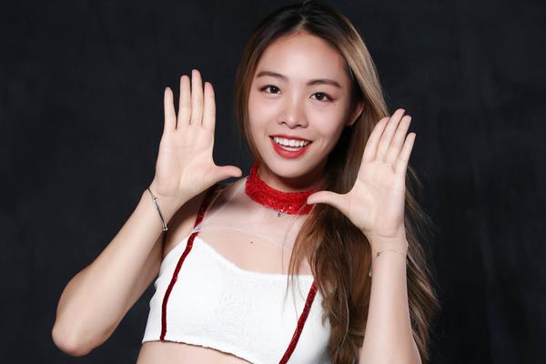 皇馬球迷在訓練場(chǎng)外打橫幅支持維尼修斯：你非常出色，我們都愛(ài)你
