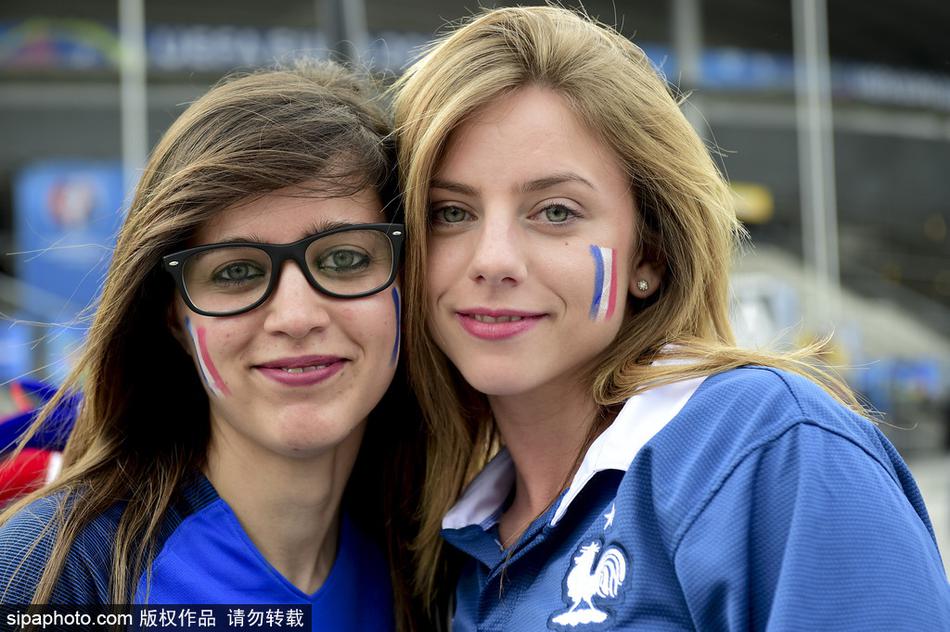 直播吧11月27日訊 歐聯(lián)杯聯(lián)賽階段第5輪，貝蒂斯主場(chǎng)對陣烏德勒支。賽前，貝蒂斯中場(chǎng)阿姆拉巴特出席了新聞發(fā)布會(huì )。你考慮過(guò)繼續留在貝蒂斯嗎？“在足球界，談?wù)撐磥?lái)很難，但就目前而言，我在這里非常開(kāi)心。這是