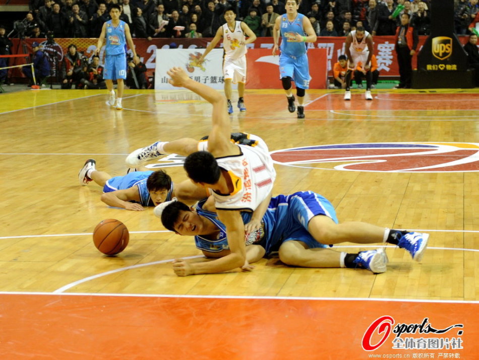 直播吧11月27日訊 NBA杯賽，森林狼105-113不敵雷霆。ClutchPoints名記Brett Siegel發(fā)文點(diǎn)評道：“只要戈貝爾觸球，雷霆隊就應該對他犯規。落后時(shí)讓戈貝爾在場(chǎng)上簡(jiǎn)直是森林狼