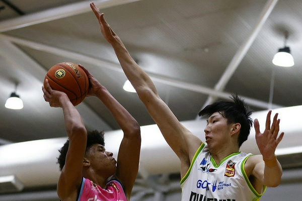 全隊唯一上雙！米切爾半場(chǎng)7中3拿到12分2板2助