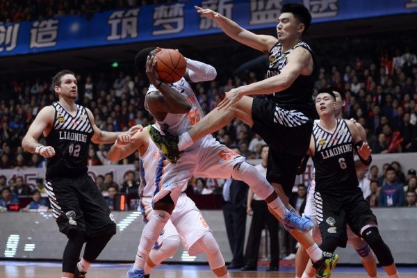 很積極！馬斯坦托諾禁區內被斷球后還一直與對手拼搶對抗