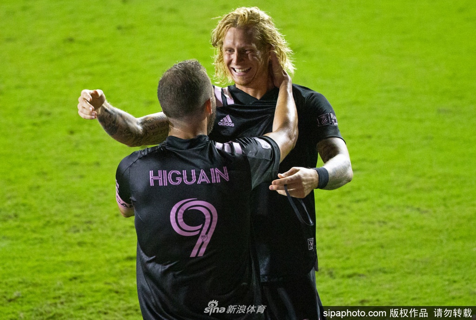 直播吧11月26日訊 美媒Crazy Stats曬出了NBA杯2023-24賽季創(chuàng  )辦至今聯(lián)盟各隊的戰績(jì)，具體如下：雄鹿 14勝1負湖人 12勝2負魔術(shù) 9勝3負太陽(yáng) 8勝3負尼克斯 8勝4負騎士 7勝