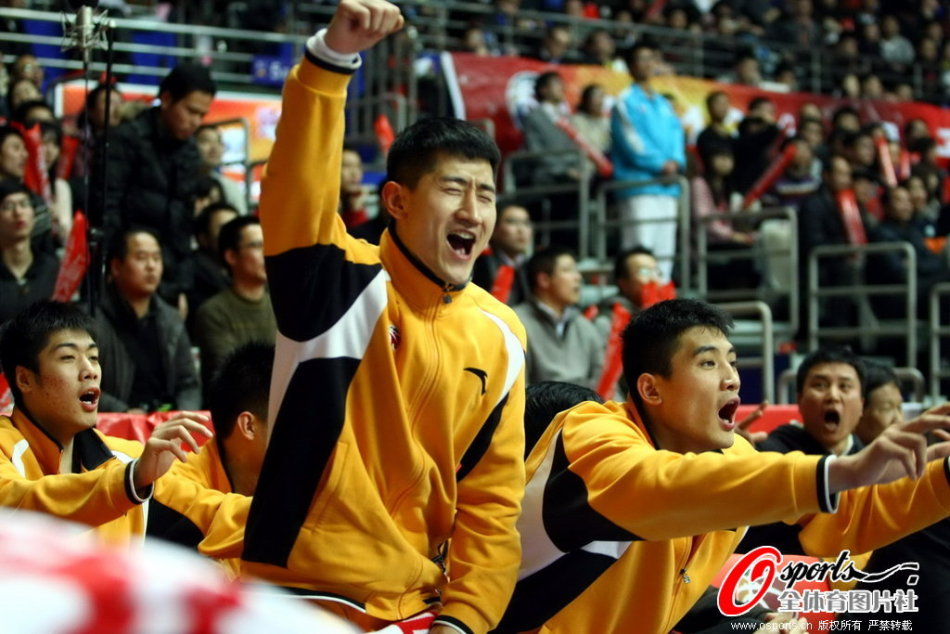 媒體人：范弗里特倒下后火箭幾乎沒(méi)法立刻補救 威少&本西都沒(méi)法簽