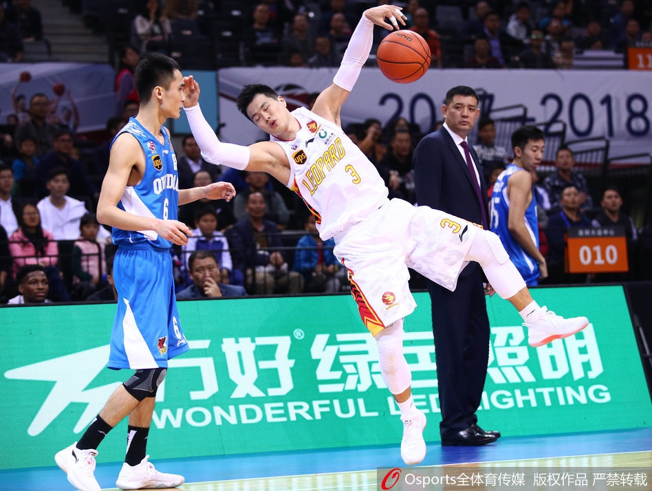 全隊唯一上雙！米切爾半場(chǎng)7中3拿到12分2板2助
