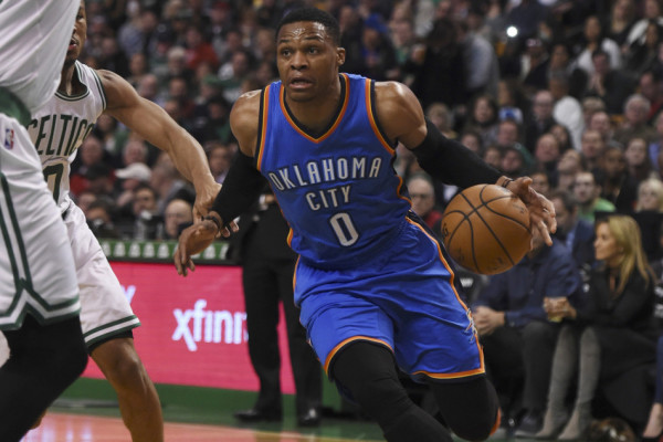 利物浦2球落后，一眾主力雨中看臺戴帽觀(guān)戰