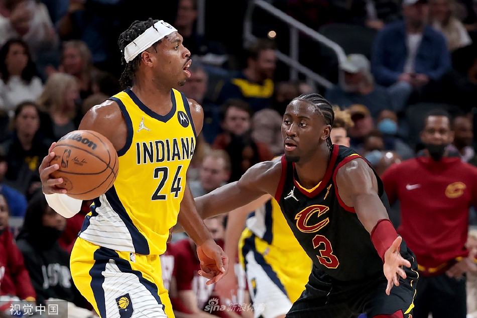 直播吧12月18日訊 NBA常規賽，森林狼主場(chǎng)110-116不敵灰熊。比賽最后24秒，森林狼主教練芬奇在場(chǎng)邊大罵裁判，他沖裁判吼道：“閉嘴，你剛才漏了兩次吹罰，你TM心知肚明，你TM明明知道犯規了）！