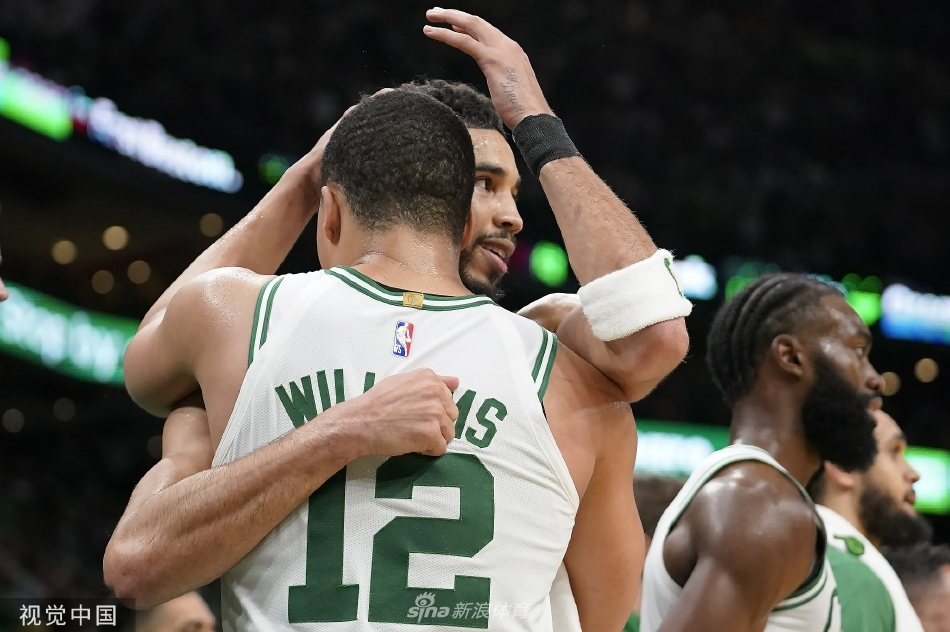 誰(shuí)敢橫刀立馬？！喬治手感火熱開(kāi)場(chǎng)不到3分鐘4中4個(gè)人連得11分