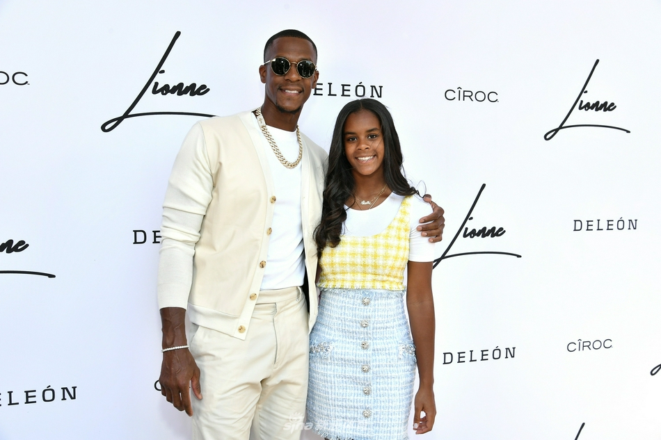 致敬，齊達內送給法國10000米冠軍格雷西耶一件簽名皇馬球衣