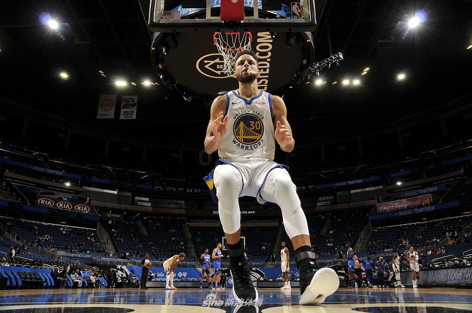 直播吧10月26日訊 NBA常規賽，掘金133-111擊敗太陽(yáng)。賽后，自由撰稿人張佳瑋發(fā)文談到了本場(chǎng)比賽，內容如下：掘金在提速，省約基奇的體力？過(guò)去兩場(chǎng)掘金合270分；約基奇倆三雙但合37分，今天只8