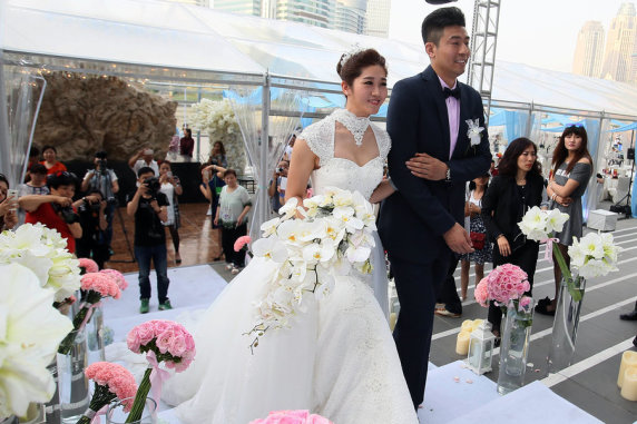 好在無(wú)礙！布澤利斯突破踩到拉松腳面 被攙扶回更衣室調整后上場(chǎng)