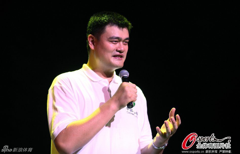 直播吧12月23日訊 NBA常規賽，騎士半場(chǎng)70-63領(lǐng)先黃蜂。上半場(chǎng)比賽，騎士后場(chǎng)雙槍米切爾和加蘭發(fā)揮不錯，進(jìn)攻端里突外投都效率在線(xiàn)，其中米切爾12中6，三分7中4，罰球2中2砍下18分3籃板5助攻