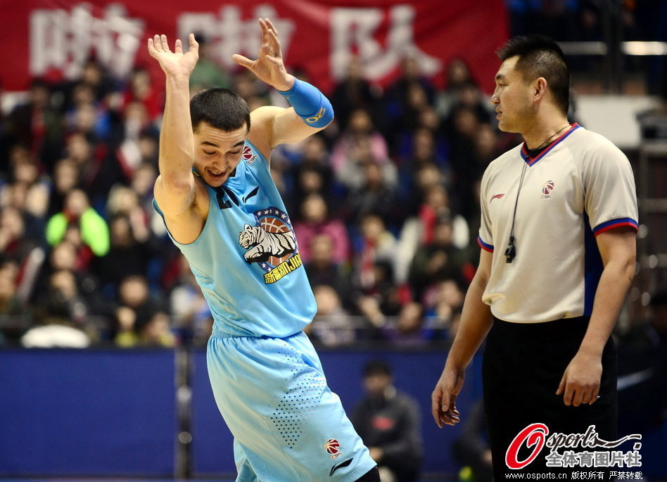 直播吧1月5日訊 NBA常規賽，雄鹿半場(chǎng)62-44領(lǐng)先國王。上半場(chǎng)比拼，字母哥火力全開(kāi)，數次單挑國王整條防線(xiàn)。他7投6中，三分無(wú)出手、罰球3中3，拿到15分6籃板，正負值+8。