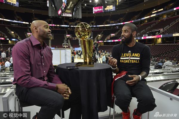 ??毫無(wú)生氣！庫里垂頭喪氣一整場(chǎng) 14投拿11分