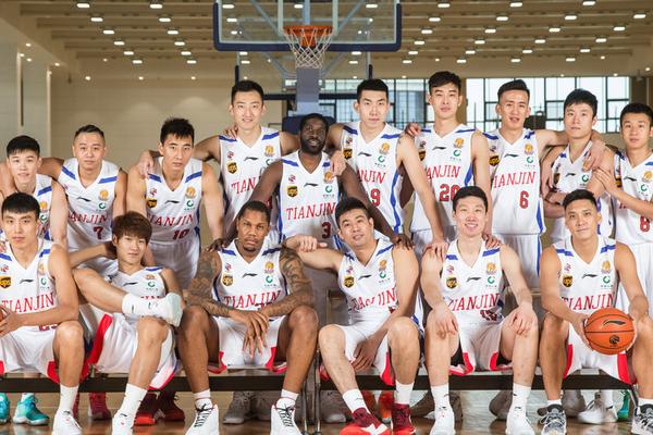 劉易斯談胡桑諾夫打進(jìn)曼城首球：為他感到高興，他比賽控制的很好