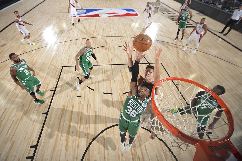 最基礎的方法就是在主城邊緣布置整齊的經(jīng)濟建筑，像農田、伐木場(chǎng)這些可以排成兩列，中間用石板路隔開(kāi)，這樣不僅看起來(lái)整潔可愛(ài)，收獲資源時(shí)也會(huì )特別方便呢。點(diǎn)擊左下角的錘子圖標就能進(jìn)入編輯模式，在這里可以自由拖