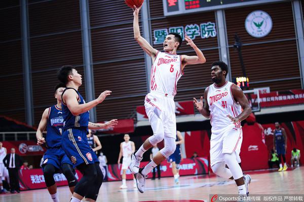 [流言板]殘暴！2米11莫布利背身強吃2米01的阿門(mén)，慘遭后者正面大帽