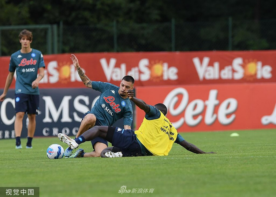 無(wú)期迷途雅可怎么樣？雅可是危險評級為危的狂暴特化全新禁閉者，金色長(cháng)發(fā)，配上大大無(wú)辜的眼睛，妥妥的萌妹，實(shí)際上該角色的輸出稱(chēng)得上暴力，無(wú)期迷途雅可的實(shí)力如何，這是不少準備入手的朋友比較關(guān)注的方面，下面就