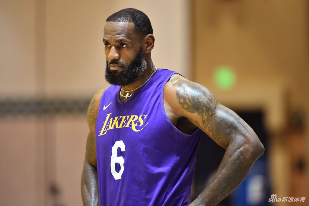 24直播網(wǎng)北京時(shí)間8月23日，2025賽季中超聯(lián)賽第22輪一場(chǎng)焦點(diǎn)戰在青島海牛和上海申花之間展開(kāi)較量，上半場(chǎng)阿蘇埃世界波破門(mén)被判無(wú)效，下半場(chǎng)阿蘇埃再次破門(mén)同樣被判無(wú)效，傷停補時(shí)階段蘭克爾破門(mén)也因為越位