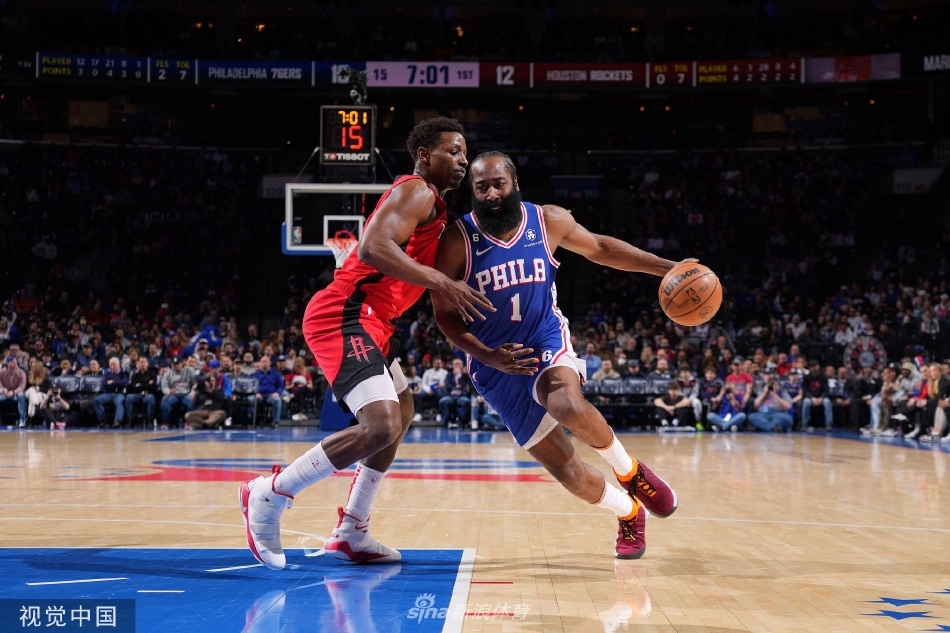 2025年12月26日 16:20:12懂球帝                 12月26日，前中國女足門(mén)將趙麗娜在社交媒體上發(fā)布一組圖片，分享她的圣誕日常。在照片中，趙麗娜穿著(zhù)圣誕紅的毛衣，戴著(zhù)紅色