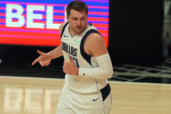 物是人非！媒體曬出勇士2022年的冠軍陣容合影與球迷分享