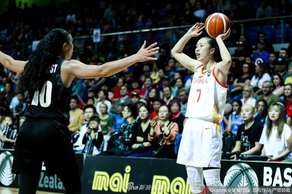 直播吧11月1日訊 NBA杯小組賽，太陽(yáng)118-96大勝爵士。本場(chǎng)比賽，布克發(fā)揮出色，進(jìn)攻端里突外投效率在線(xiàn)，且能串聯(lián)全隊進(jìn)攻，他首發(fā)出戰39分鐘，23中13，三分9中6，罰球5中4砍下36分5籃板9