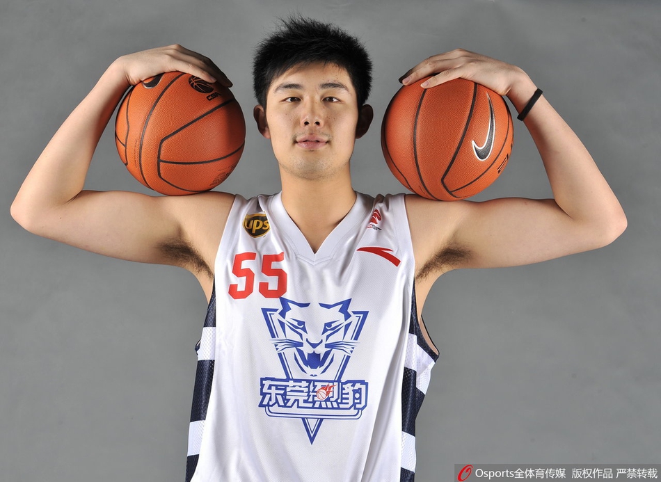 直播吧11月6日訊 NBA常規賽，獨行俠主場(chǎng)99-101不敵鵜鶘。本場(chǎng)比賽，弗拉格得到20分9籃板2助攻3搶斷2蓋帽；鵜鶘球員奎因砍下11分7籃板2助攻3搶斷。賽后鵜鶘官方曬出了兩人交換球衣的照片，并