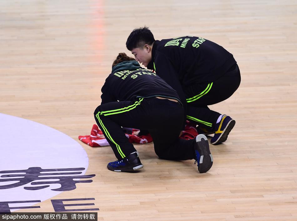 跌宕起伏！吉達聯(lián)合亞冠領(lǐng)先后紅牌，被連追兩球讀秒絕殺