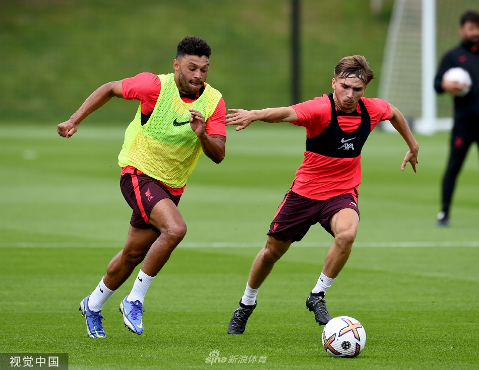 虎撲02月19日訊 NBA官方帶領(lǐng)球迷回顧歷史上的今天：1983年的今天，76人127-98大勝火箭。根據記載，在該場(chǎng)比賽的第一節末段，76人中鋒摩西-馬龍補籃得手，拿下了NBA歷史上的第400000