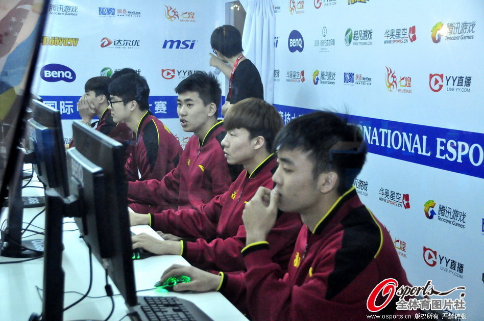 一、基礎準備：如何下載并安裝游戲服務(wù)器？-問(wèn)題：首次搭建聯(lián)機服務(wù)器需完成哪些前置步驟？二、內網(wǎng)穿透：如何實(shí)現遠程聯(lián)機？-問(wèn)題：非同一局域網(wǎng)玩家如何直接連接？傳統VPN或端口映射操作復雜，而零訊等內網(wǎng)穿