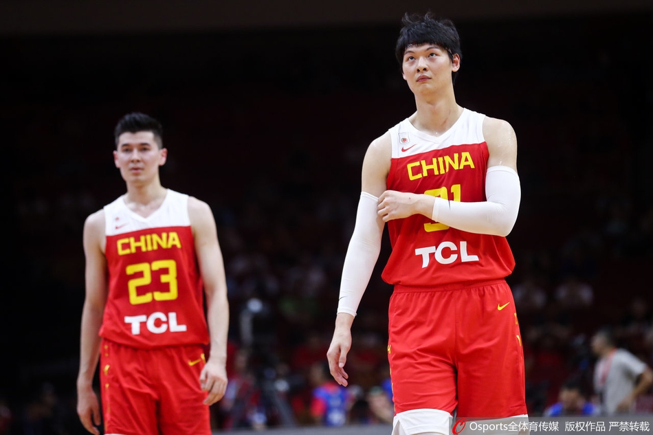 虎撲01月08日訊 NBA常規賽森林狼對陣鵜鶘的比賽正在進(jìn)行中。第三節比賽中，愛(ài)德華茲連續干拔三分命中，三分10中7砍下28分。