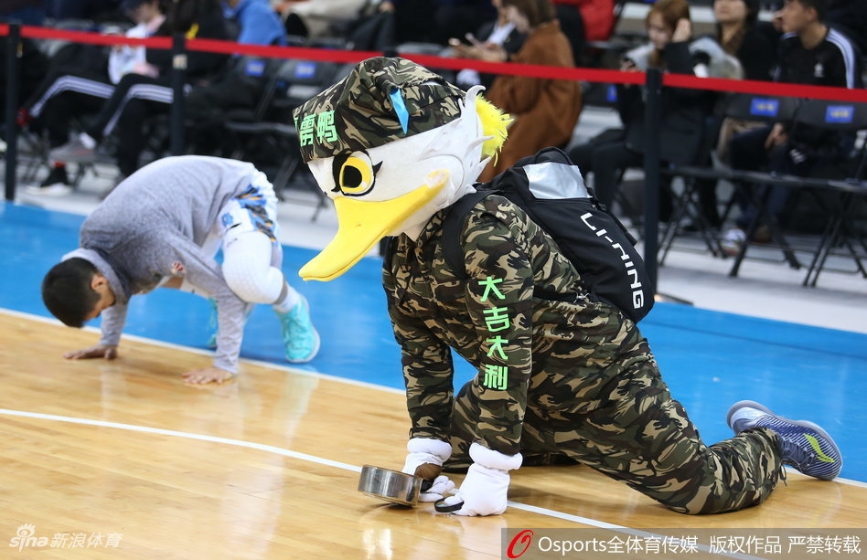哈克斯：阿德巴約總能讓我們穩住陣腳 很開(kāi)心他能復出