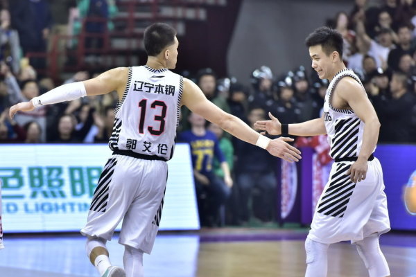 回歸成疑！卡梅隆·約翰遜右臂拉傷后犯規回更衣室 吹了轉換犯規