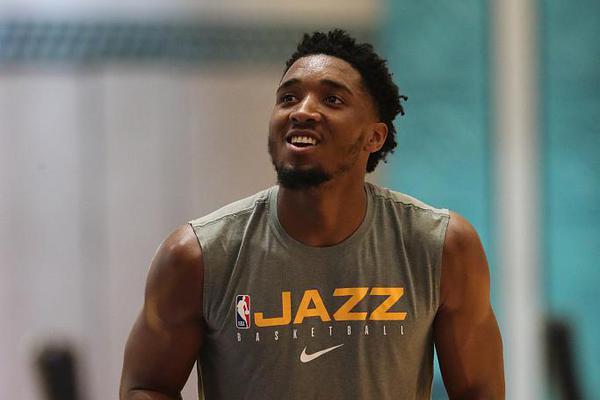 今日來(lái)自同一個(gè)州的兩支球隊在同日完成壓哨絕殺 歷史首次！