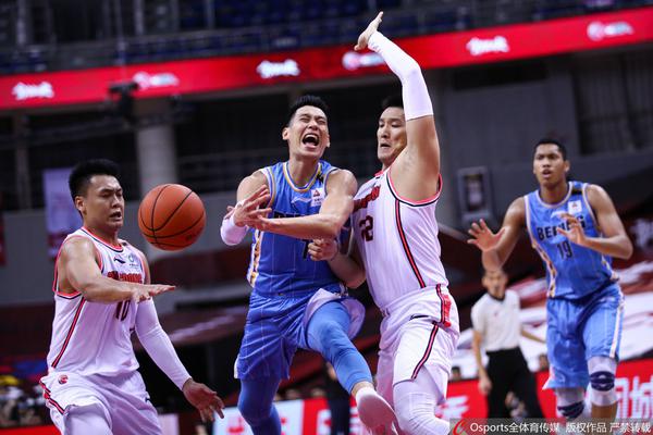 沖擊力十足！哈克斯反擊一條龍 頂開(kāi)防守強攻上籃打中