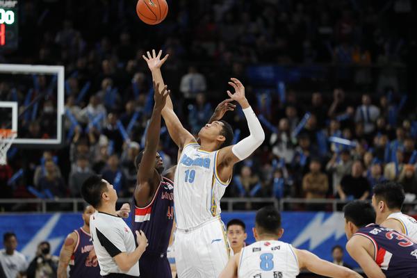 直播吧10月31日訊 NBA常規賽，魔術(shù)123比107擊敗黃蜂。小瓦格納此役出戰34分鐘14秒，16投8中，三分6投3中，罰球2中2，得到21分5籃板3助攻1搶斷，其中上半場(chǎng)10投7中，三分3中2，罰