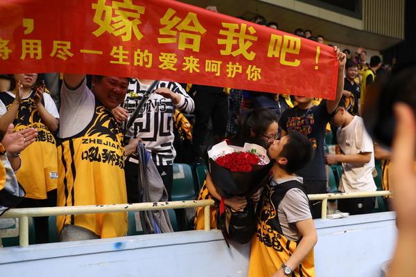 明日太陽(yáng)對陣爵士 狄龍&杰倫
