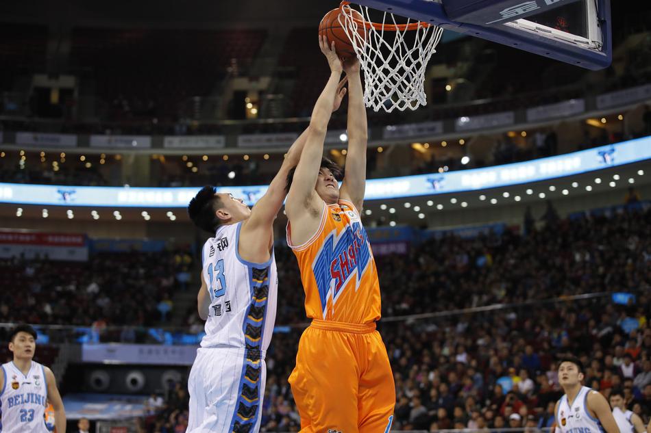 泰拉瑞亞修飾語(yǔ)通常是顯示在武器名稱(chēng)前的前綴，會(huì )對其進(jìn)行永久性的屬性改變。例如初始的武器叫做迷你鯊，為其選擇破碎、神級等詞條后，就會(huì )讓其變?yōu)樯窦壝阅沲彽?。在欄位里選定或者在工具提示中便會(huì )顯示，將光標停留