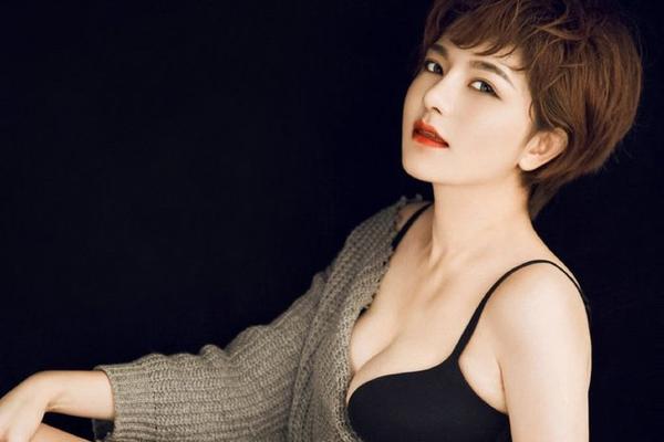 現場(chǎng)觀(guān)看完菲爾米諾比賽后，羅馬諾分享與他的合照