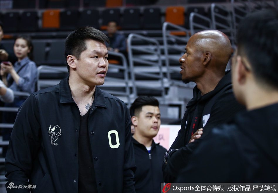 直播吧11月11日訊 NBA常規賽，太陽(yáng)121-98大勝鵜鶘。賽后，太陽(yáng)主帥喬丹·奧特談到了后衛吉萊斯皮的傷勢：“他的背部確實(shí)有點(diǎn)不舒服，感到有點(diǎn)僵硬。實(shí)際上他的受傷是在第二節發(fā)生的，到了第三節比賽，