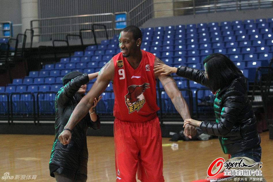 2025年11月15日 08:20:45 | 體育24小時(shí)熱點(diǎn)                 本賽季英超已經(jīng)過(guò)去11輪，阿森納8勝2平1負，積26分排名聯(lián)賽第1，領(lǐng)先第二的曼城4分。英超官方今日在社