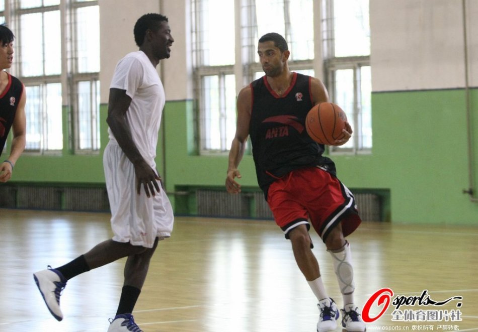 在杖劍傳說(shuō)中，達克妮斯是一個(gè)極具特色的角色，了解她的技能能讓玩家在游戲中更好地發(fā)揮其優(yōu)勢?；A技能達克妮斯擁有“盾擊”技能。這是一個(gè)近戰攻擊技能，她會(huì )手持盾牌向前猛擊，對前方敵人造成一定的物理傷害。此