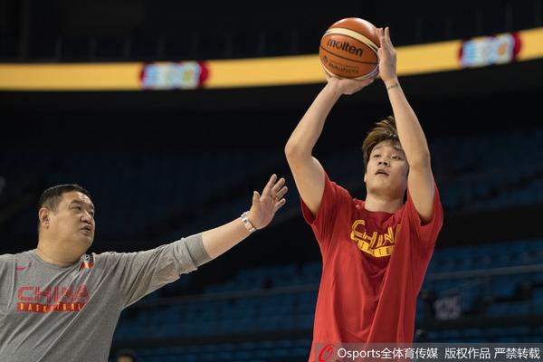 直播吧11月4日訊 熱火客場(chǎng)120-119險勝快船。賽后，熱火前鋒維金斯接受了記者采訪(fǎng)。談到阿德巴約，他稱(chēng)贊道：“他能夠從1號位防到5號位，并且做得非常出色。他非常聰明，是球場(chǎng)上最能發(fā)聲的人，是一位出