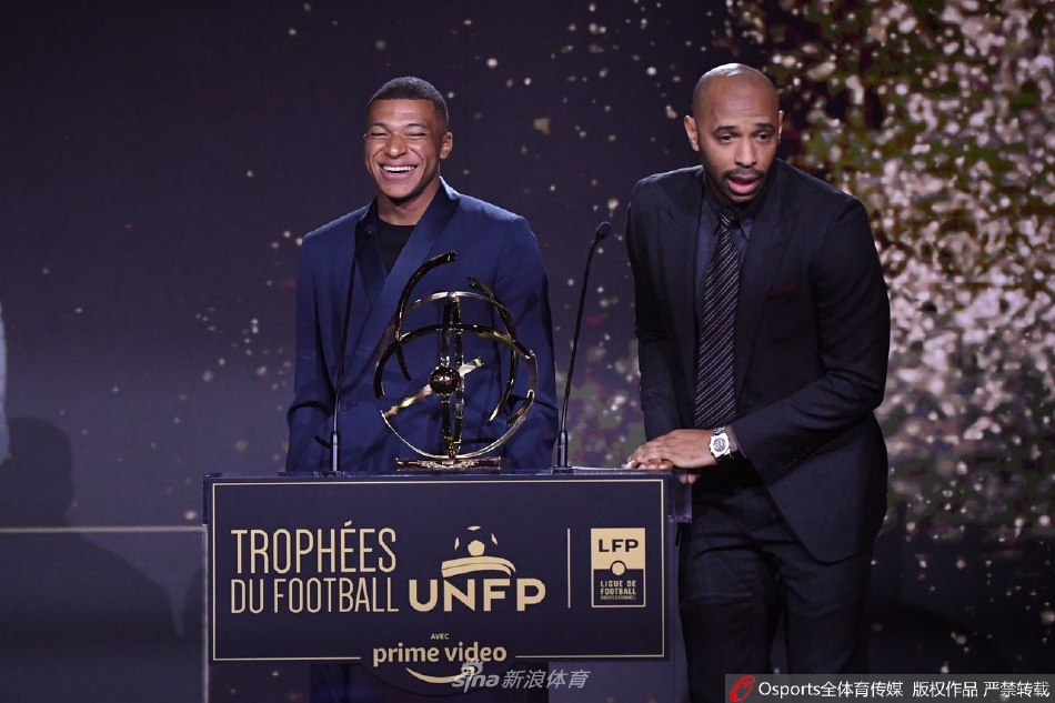 這就是國家德比??皇薩中場(chǎng)纏斗人仰馬翻，數數10秒內幾次犯規？一圖流                                                                202