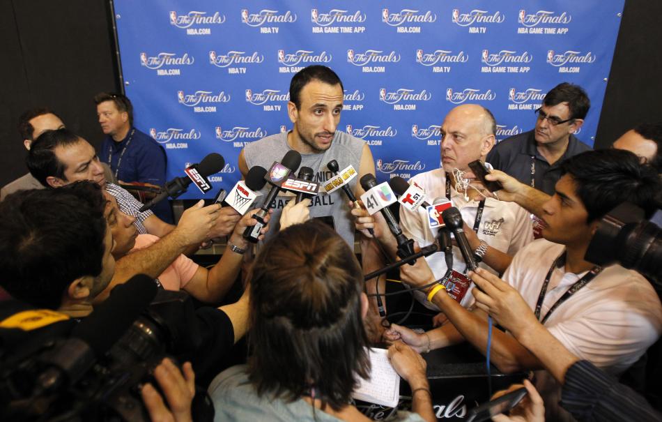 曼聯(lián)笑傲雙紅會(huì )！費迪南德曬搞怪自拍慶祝勝利