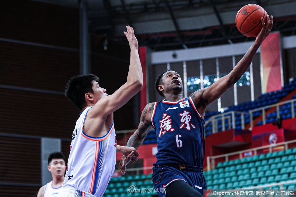 直播吧11月11日訊 熱火加時(shí)140-138險勝騎士。賽后，熱火球員哈克斯接受媒體采訪(fǎng)時(shí)，談到了隊友鮑威爾?！磅U威爾從跳球開(kāi)始就主動(dòng)發(fā)聲。作為球隊里年紀最大的球員，他很清楚自己的定位，并主動(dòng)承擔責任。