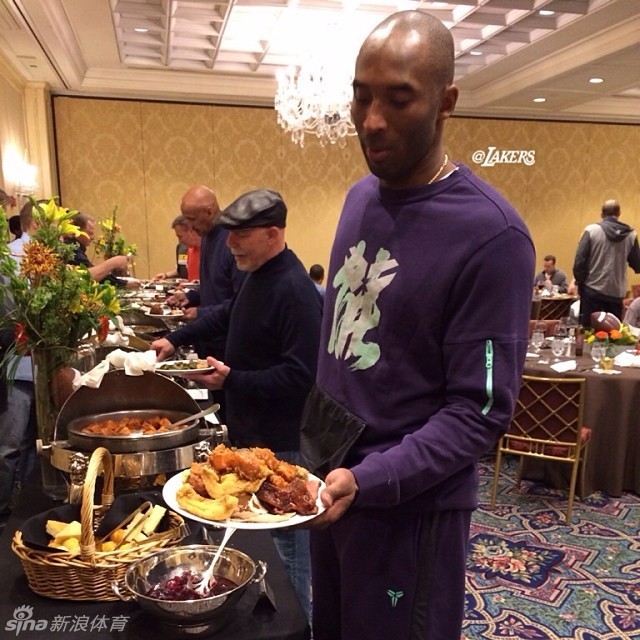 直播吧11月20日訊 NBA常規賽，掘金首節26-30落后鵜鶘。約基奇開(kāi)局狀態(tài)不佳，不僅進(jìn)攻端失誤頻頻，防守端也連續漏籃板，看起來(lái)毫無(wú)斗志。但首節過(guò)半暫停后，約基奇馬上抖擻精神，首節6中4，三分1中1