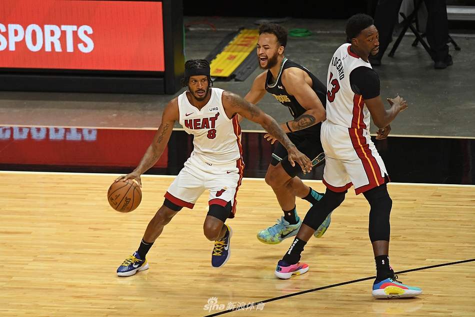 [流言板]內線(xiàn)大閘！祖巴茨半場(chǎng)6中4，得到10分8籃板1助攻1搶斷2蓋帽